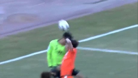 Un futbolista chino imita la 'Mano de Dios' de Maradona, el árbitro lo ve y lo expulsa