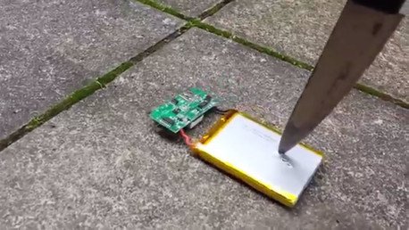 ¿Qué sucede al clavar un cuchillo en la batería de un móvil?