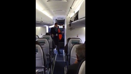 El baile de una azafata arrasa en YouTube