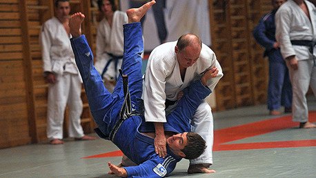 Portavoz de Putin: "El presidente está sano; te da la mano tan fuerte que te la rompe"