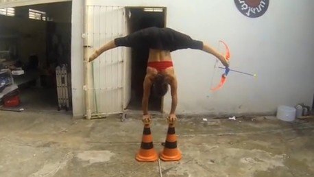 Dispara una flecha contra un iPhone… con los pies