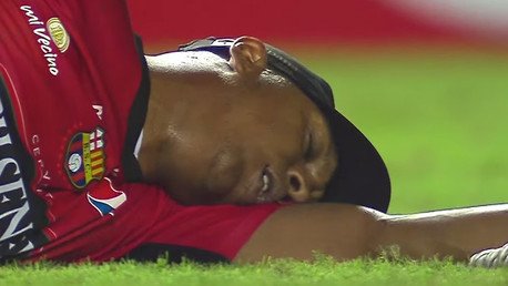 Portero ecuatoriano finge estar inconsciente para no ser expulsado