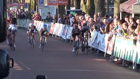 Espectador derriba a una ciclista que peleaba por el triunfo a pocos metros de la meta