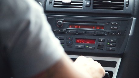 Video: Conductor se graba manejando un coche a 190 km/h con su hijo menor de edad