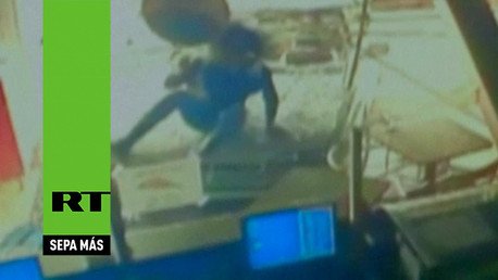 Se equivoca de pedal y se incrusta en una pizzería con peatón y todo