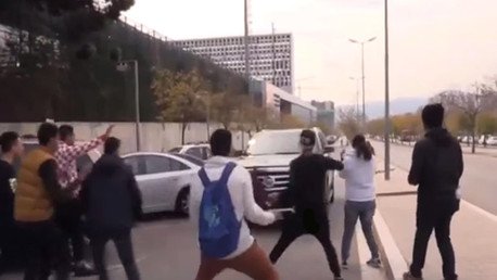 Messi casi atropella a sus admiradores con su Cadillac