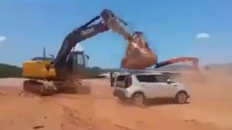 Obrero indignado por el impago machaca un coche con una excavadora