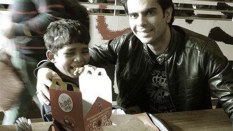 Conmovedor video capta la reacción de un niño de la calle de 5 años al ser invitado a comer