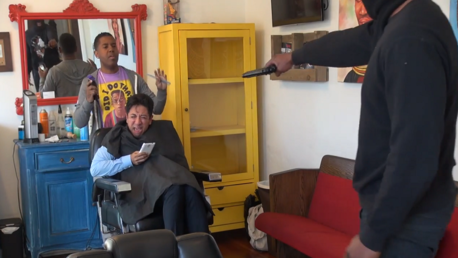 ¿Cómo reaccionaría si le atracaran y disparan mientras se corta el pelo?