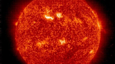 Una tormenta solar amenaza las comunicaciones por satélite y redes energéticas