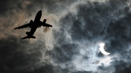 VIDEO EXCLUSIVO desde el avión que traspasa la sombra lunar durante el eclipse solar