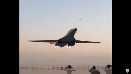 Cómo suenan 220 toneladas de metal atronador sobre tu cabeza