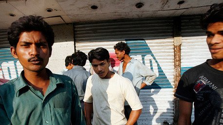 'Ejemplo intrépido': estudiante india arrastra a su acosador hasta la Policía