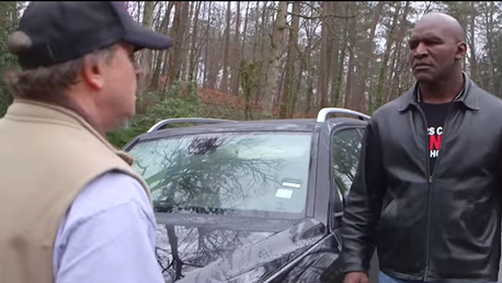 Excampeón de boxeo le enseña una lección a un conductor iracundo