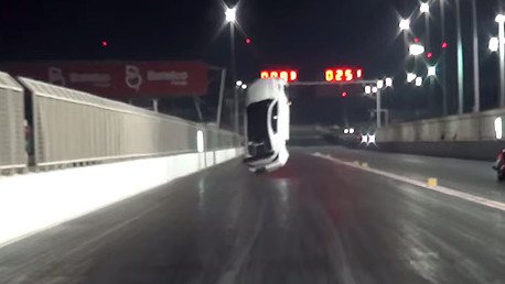 Un Lexus despega como un avión en un espectacular accidente