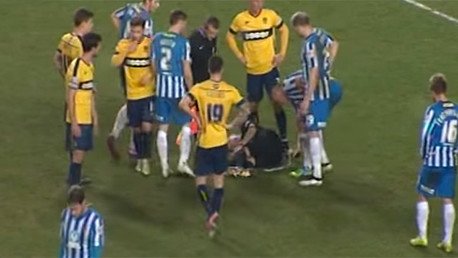 Jugador se burla de la lesión del árbitro con su propio spray