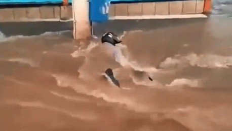 Una alcantarilla casi 'se traga' a un motociclista en Brasil