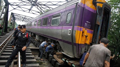 Dos trenes chocan en Tailandia