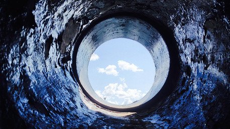 ¿Cuánto tiempo nos llevaría atravesar la Tierra en caída libre?