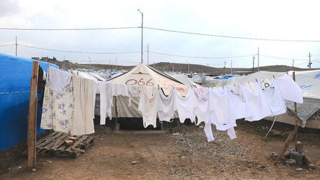 FOTO: Niña siria se rinde ante una cámara al confundirla con una pistola