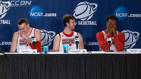 Incómoda situación en una rueda de prensa tras olvidar que el micrófono estaba encendido