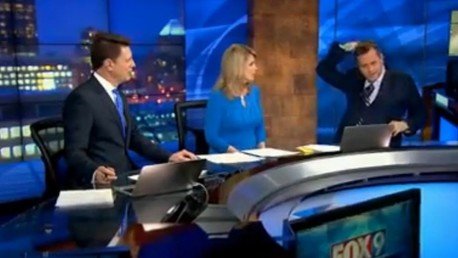 Un presentador de una tele en EE.UU. saca algo inesperado de su traje en pleno directo