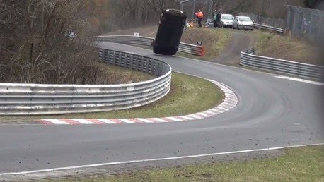 Curva fatal: Un coche deportivo se estrella contra los espectadores