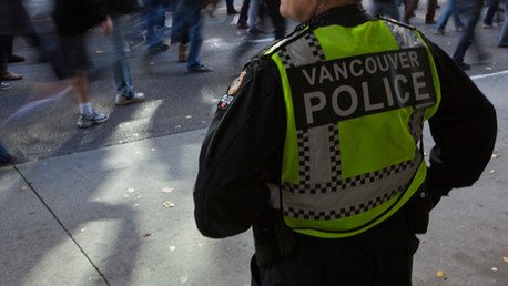 Video: Un policía canadiense rompe la ventanilla de un coche y saca al conductor