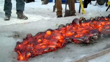 ¿Qué pasa si se vierte lava sobre un bloque de hielo?