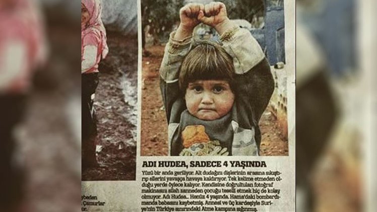 ¿Qué hay tras la conmovedora fotografía de la niña siria 'rindiéndose' ante una cámara?