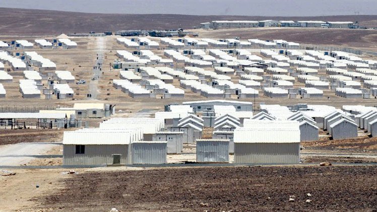 Otra niña siria 'se rinde' ante una cámara pensando que es un fusil