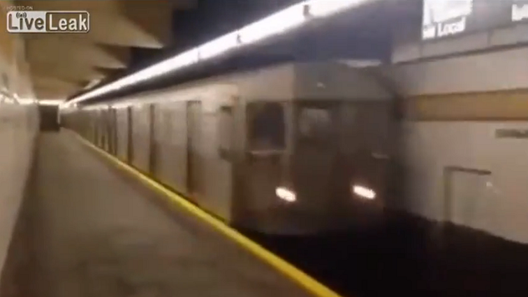 Un vándalo provoca una explosión eléctrica en el metro de Nueva York