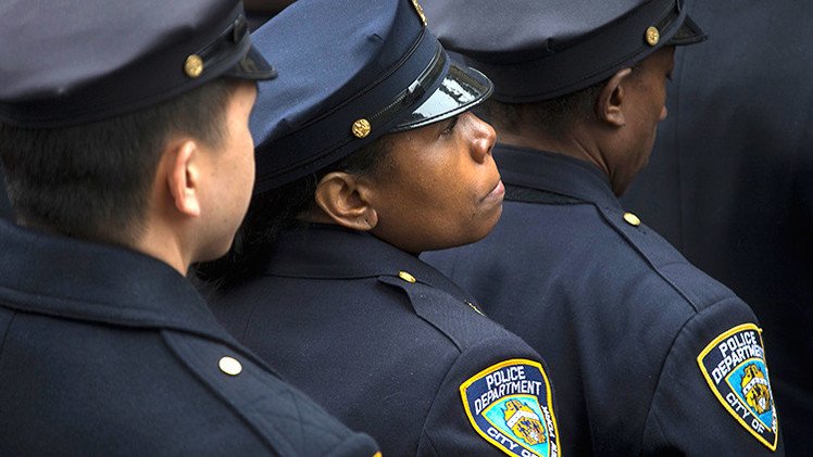 Video: Un detective de Nueva York roba dinero durante una redada