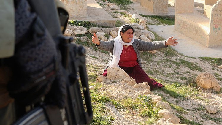 Militantes del Estado Islámico escogen por sorteo a niñas yazidíes que serán violadas