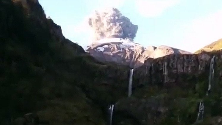 Un turista graba el momento exacto en que comienza la erupción del volcán Calbuco