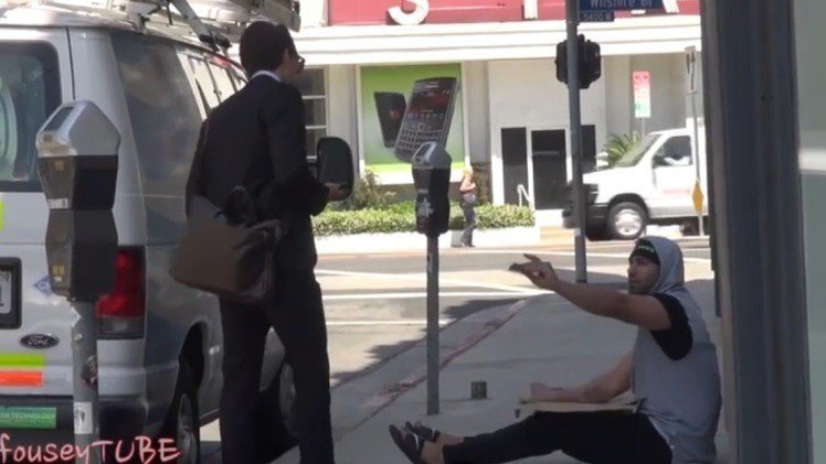 ¿Cómo reaccionaría si un mendigo le ofrece dinero?