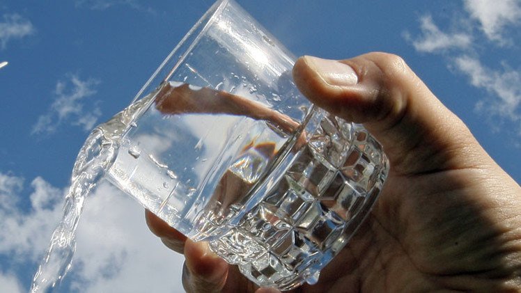 Estudio: Conducir y beber poca cantidad de agua es tan peligroso como ingerir alcohol