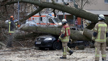 Video: Huracán en Europa 'zarandea' aviones en pleno vuelo