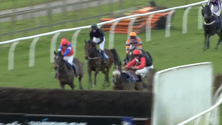 Una mala idea: un jinete se desmonta del caballo en el momento más inoportuno