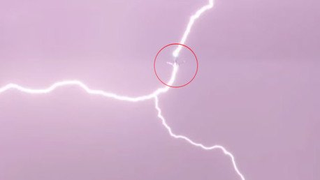 Dos aviones alcanzados por rayos en Washington en pleno vuelo