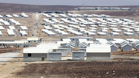 Otra niña siria 'se rinde' ante una cámara pensando que es un fusil