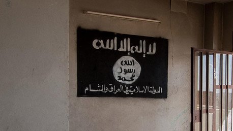 Estado Islámico deja que una viuda ejecute al soldado sirio que mató a su esposo