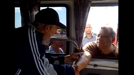 Fidel Castro reaparece en público para saludar a delegados venezolanos