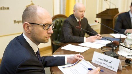 Kiev recurre a camiones blindados para contener la protesta ante el Parlamento