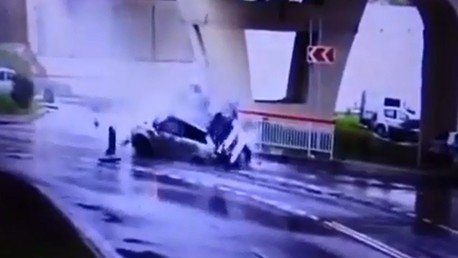 Un coche sale despedido por los aires, se destroza y el conductor sale sano y salvo