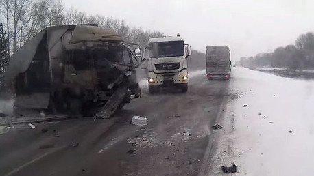 Auto se salva por un pelo de ser arrollado tras un choque frontal entre camiones