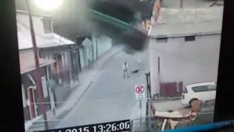 Hombre muere luego de 'volar' con su camión y estrellarse contra una casa