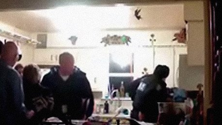 Policías esposan y golpean a una mujer embarazada de 8 meses