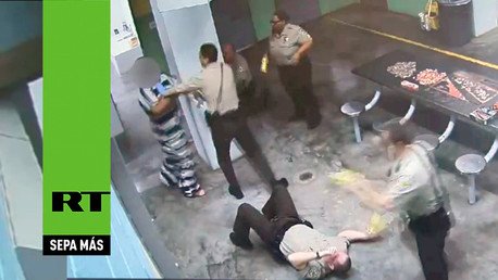 Ni los 'tasers' pueden con él: preso enfurecido la emprende a golpes con guardias