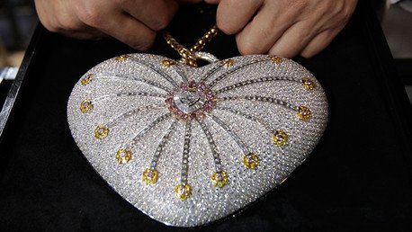 México: el precio del bolso de la hijastra del presidente equivale a 5 salarios mensuales